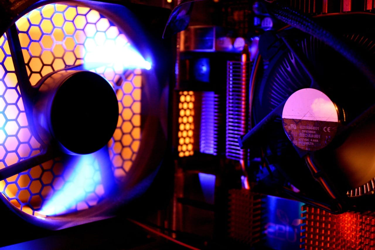 Build a gaming PC for $900: parts, steps and first settings